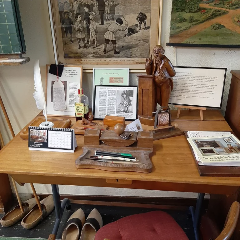 Ein Tisch voller Exponate gleich am Eingang