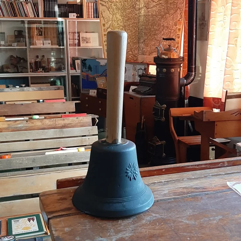 Die Hand-Glocke, ein wichtiges Hilfsmittel