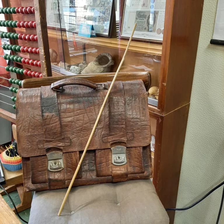 Die Schultasche des Lehrers und der gefürchtete Rohrstock