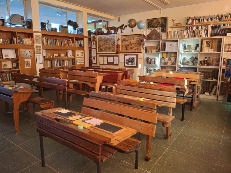 Gerade sitzen, die Füße nebeneinanderstellen, die Hände auf den Tisch legen!