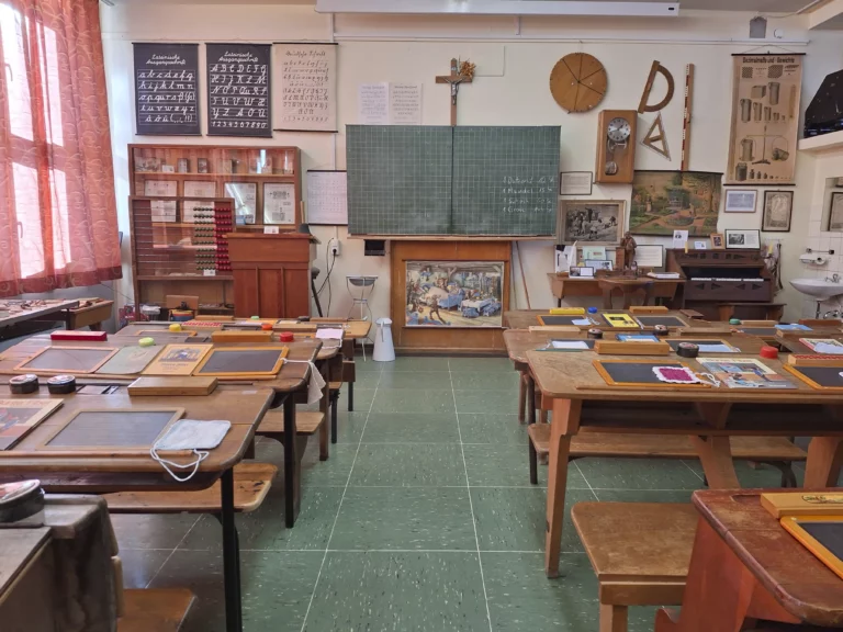 Alle Kinder richten ihren Blick nach vorne und sind still!